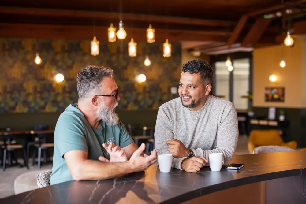 Premier échange autour d’un café avec un client