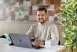 Portrait de Sofiane Hamiti, fondateur de Pozey, à son poste de travail.